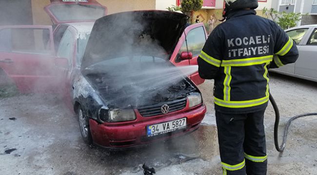 Sahibinin çalıştıramadığı otomobili alev alev yandı