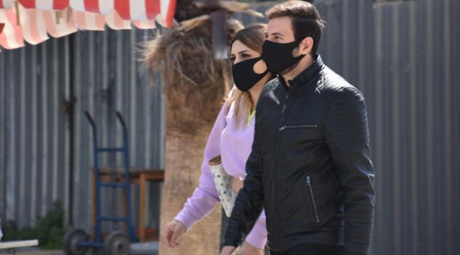 Siyah maskeler ancak cerrahi maskenin üzerine takılmalı