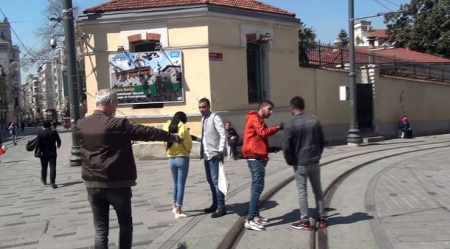 Taksim’de kuralları hiçe sayan turistlere polis müdahale etti