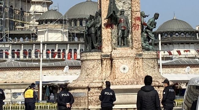Taksim'deki Cumhuriyet Anıtı'na kırmızı boya atıldı