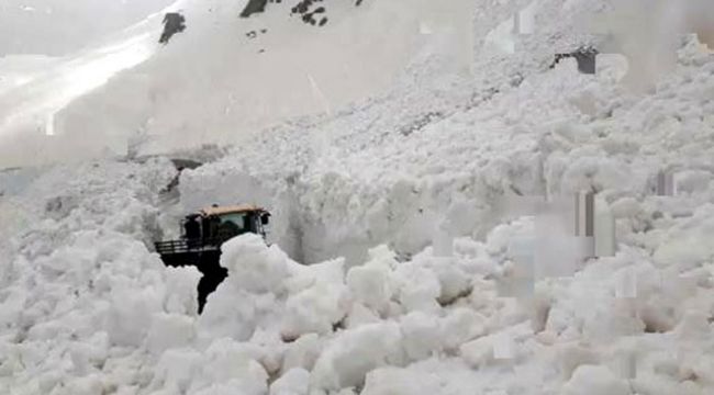 Van-Bahçesaray karayoluna çığ düştü