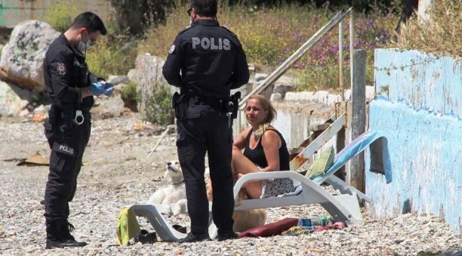 Yasağa uymadı, sahilde güneşlenirken yakalandı