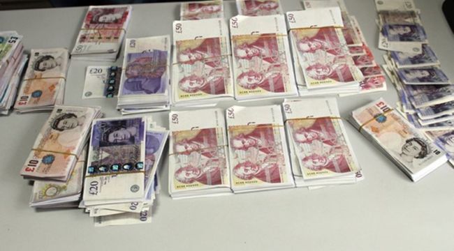 Yol kontrolü yapan polisler 400 bin İngiliz Sterlini buldu