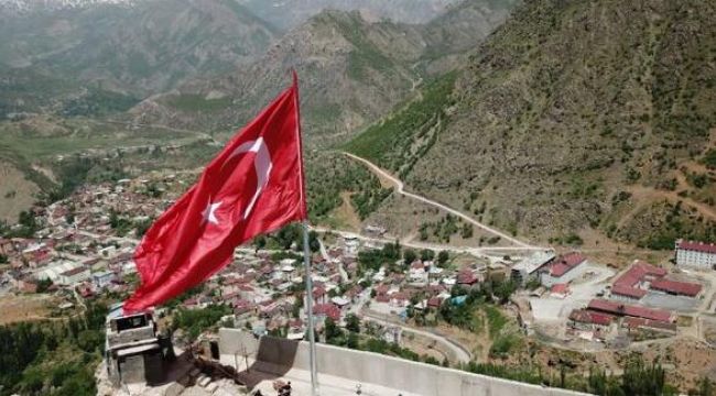 10 asker anısına dev Türk bayrağı dikildi