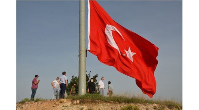 101'nci yılda 101 metrekarelik dev Türk bayrağı göndere çekildi