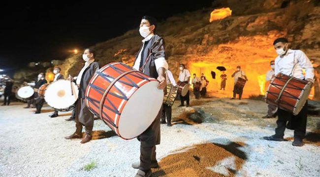 120 davulcu sosyal mesafe kuralına uyarak davul çaldı