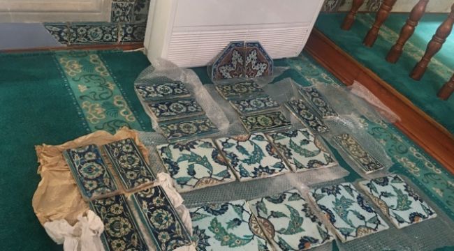 18'ncü  yüzyıldan kalma çalıntı çiniler, 521 yıllık tarihi camiye teslim edildi