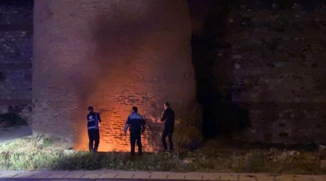 1800 yıllık surları ateşe verdiler
