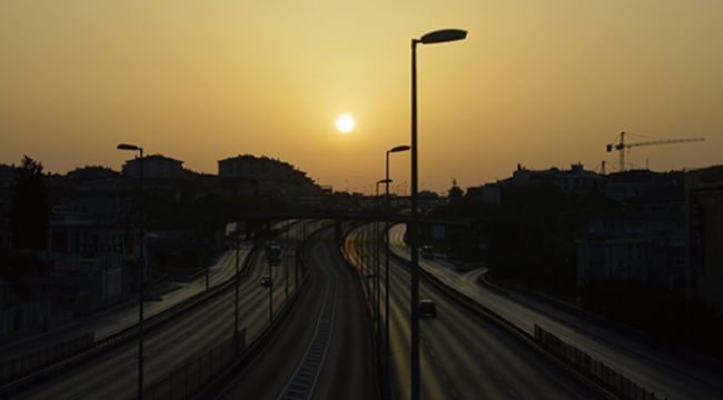 4 günlük sokağa çıkma kısıtlamasının son gününde E-5 karayolu boş kaldı