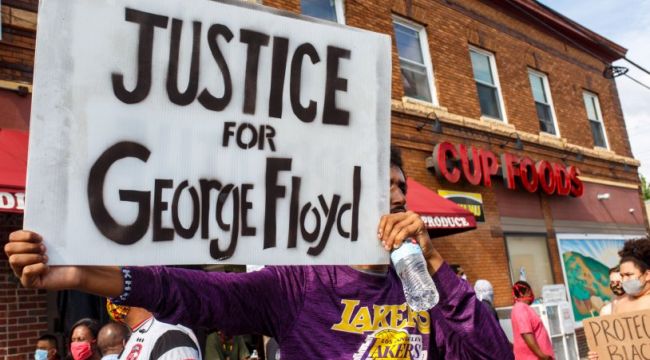 ABD'liler boğularak öldürülen George Floyd için sokakta