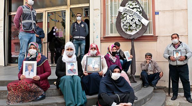 Acılı baba, HDP binası önüne siyah çelenk bıraktı