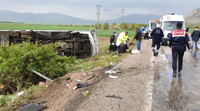Afyonkarahisar&#039;da otobüs tarlaya devrildi