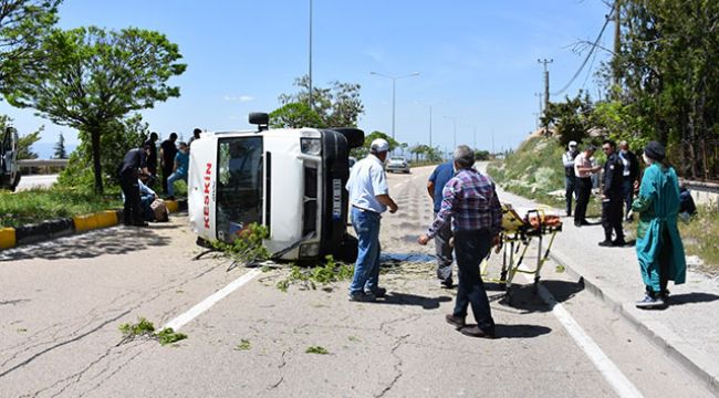 Ağaca çarpan yolcu minibüsü devrildi
