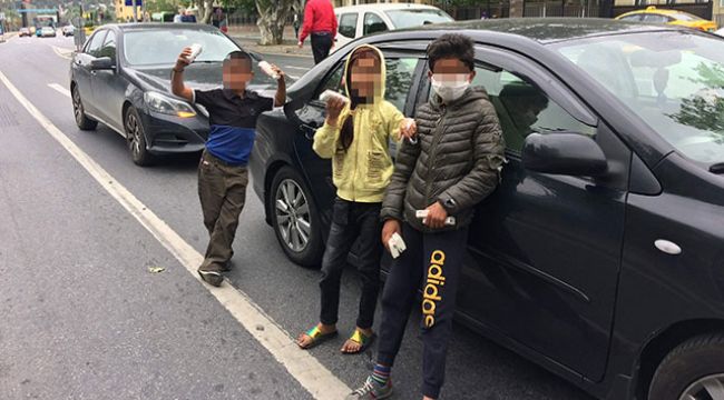 Akranları parka gitti, onlar trafik ışıklarında mendil sattı