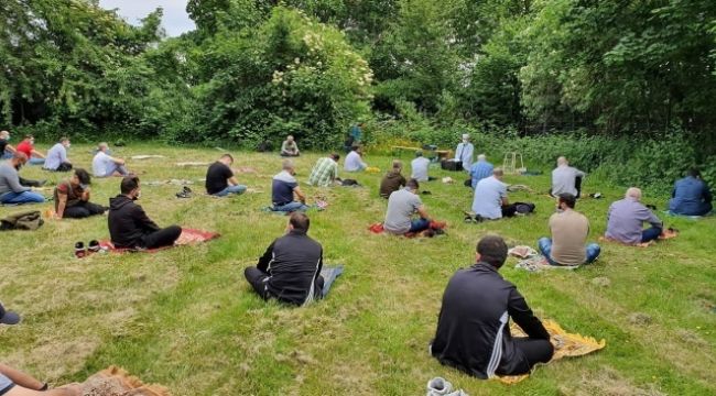 Almanya'da cuma namazı ilk defa açık havada kılındı