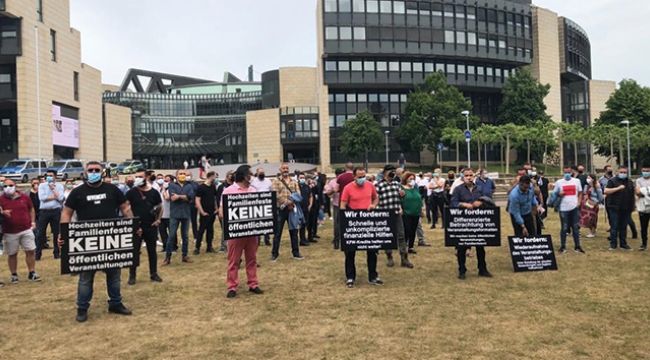 Almanya'da düğün salonu sahiplerinden protesto