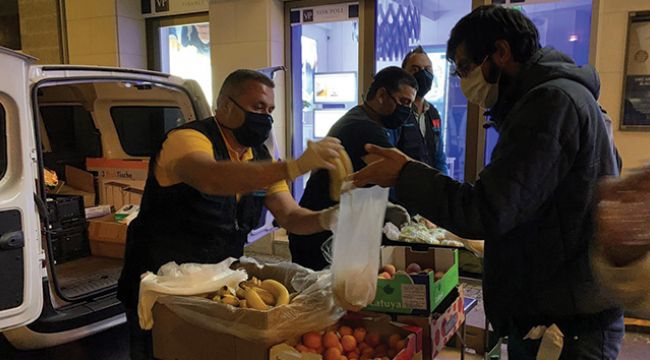 Almanya'da yaşayan Türkler evsizlere yemek dağıttı