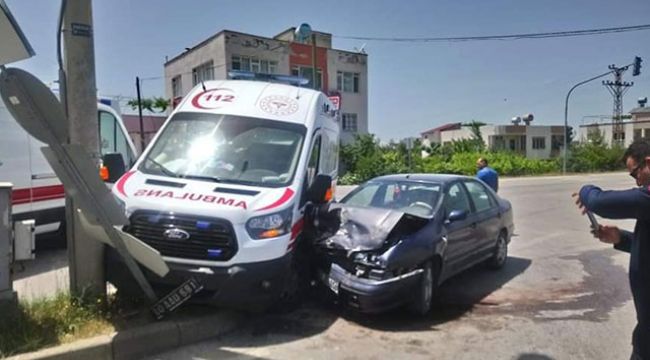 Ambulans ile otomobil çarpıştı