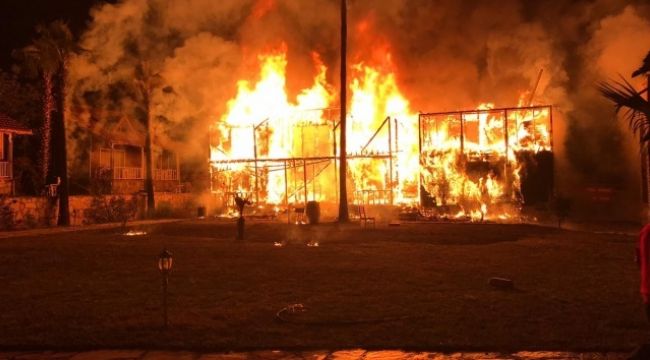Antalya'da otel yangınında 2 katlı bungalow kullanılamaz hale geldi