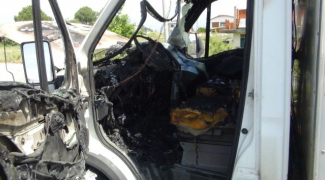 Antalya'da seyir halindeyken alev alan kamyonet yandı