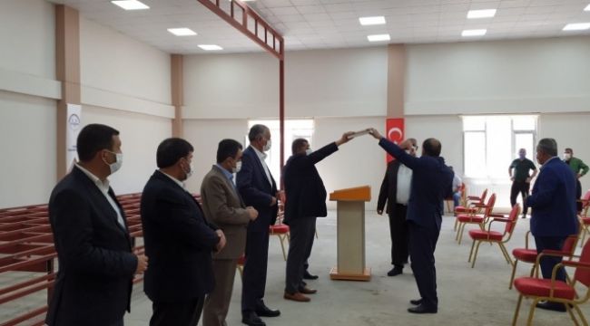 Aralarında husumet bulunan aileler, sosyal mesafeye uyup maske takarak barıştı