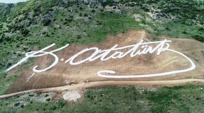 Atatürk'ün dev imzası çizildi