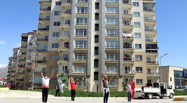 Balkonda spor yapıp, 'Erik Dalı' oynadılar