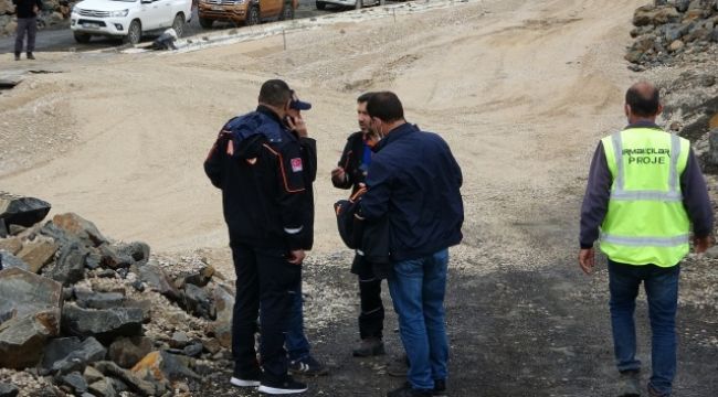 Baraj inşaatında iş makinesiyle suya düşen işçi kayboldu