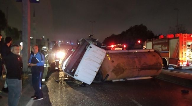 Başakşehir&#039;de kontrolden çıkan vidanjör devrildi, sürücüsü yaralı