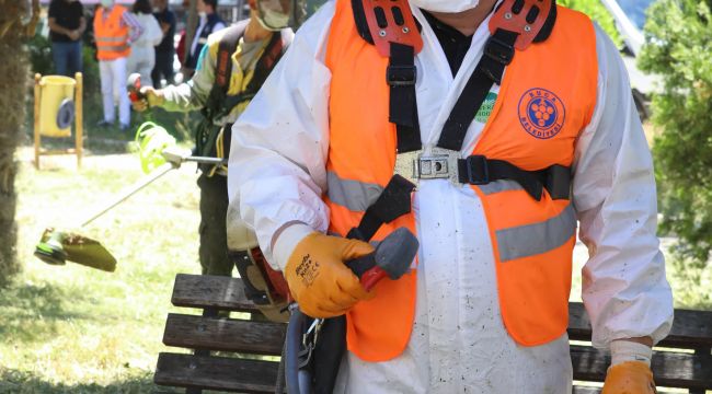 BAŞKAN KILIÇ, PERSONELLE BİRLİKTE PARKLARI ÇOCUKLARA HAZIRLADI