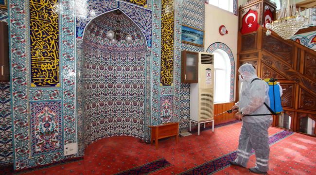 BAYRAKLI’DA CAMİLER DEZENFEKTE EDİLDİ