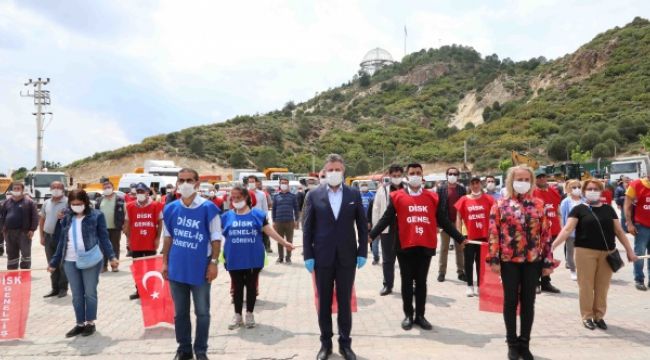 BAYRAKLI'DAN SOSYAL MESAFELİ 1 MAYIS