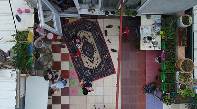 Bayramda evde kalan çocuklar teraslarından uçurtma uçurdu