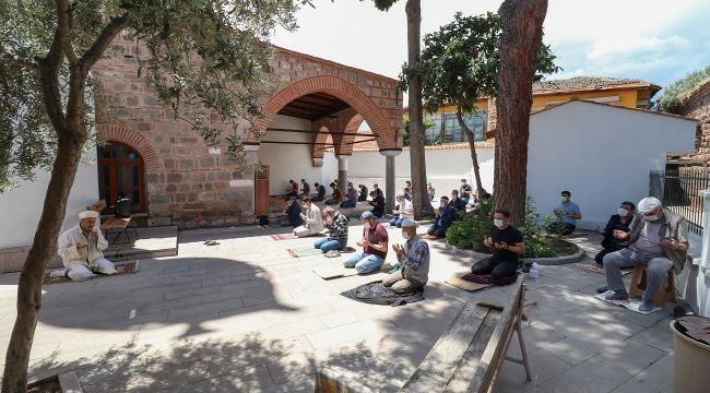 Bergama’da uzun bir aradan sonra ilk Cuma huşu ile kılındı