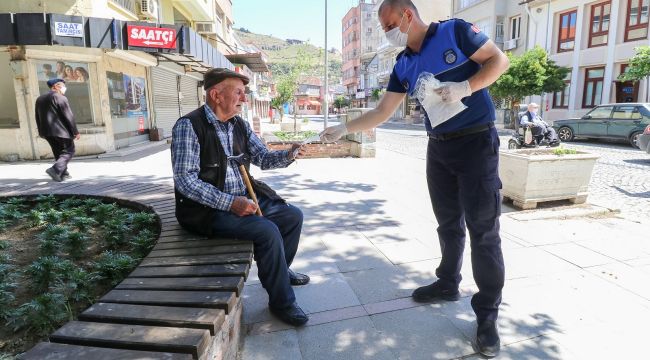 BERGAMA’DA VATANDAŞA 312 BİN ADET MASKE VE KOLONYA