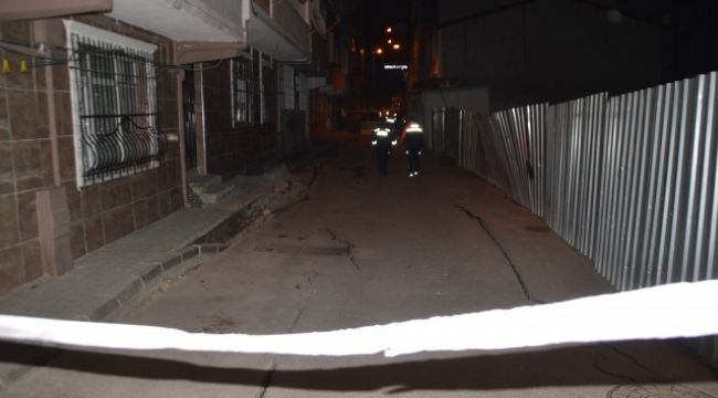 Bina inşaatının bulunduğu sokağın zemininde kayma meydana geldi