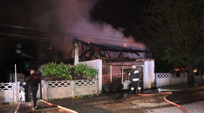 Bolu'da, kullanılmayan ev ve iş yeri alev alev yandı