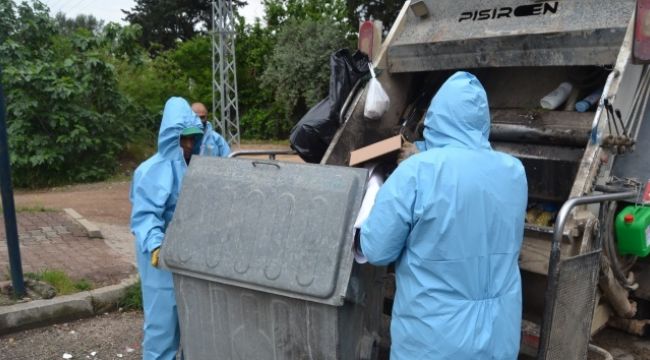 Boş sokaklarda türkülü, şarkılı temizlik