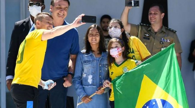 Brezilya lideri Bolsonaro, gösteriye katıldı