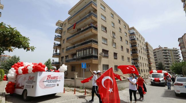 Buca'da Milli Mücadele coşkusu balkonlara sığmadı.