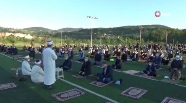 Bulgaristan'da bayram namazı açık alanlarda kılındı