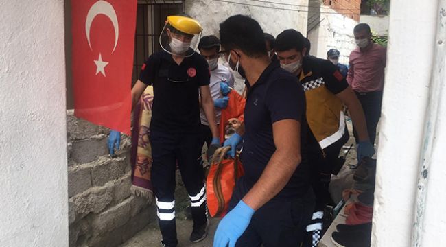Çatıdan düşen dede torunlarının da yaralanmasına sebep oldu