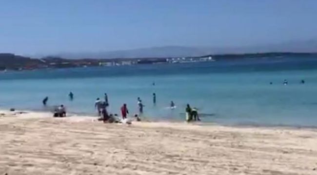 Çeşme'de çocuklar 4 saatlik izinde denize girdi
