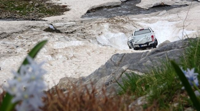 Çığ faciasında kar altında kalan araçlar karların erimesiyle ortaya çıktı