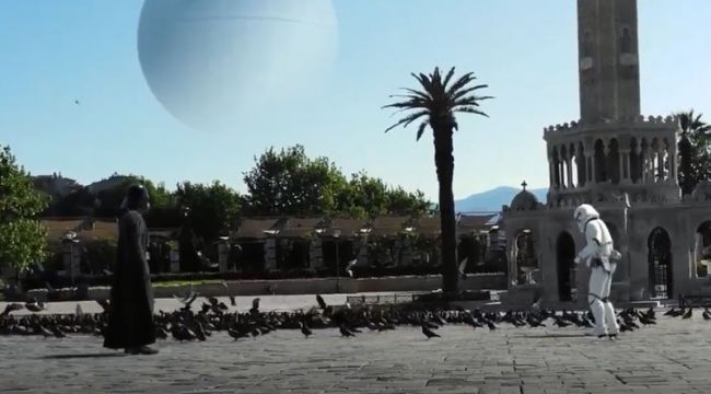 DARTH VADER, SAAT KULESİ'NDEKİ GÜVERCİNLERİ BESLEDİ