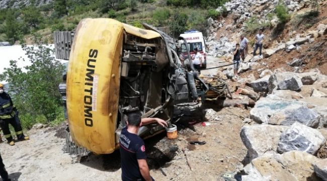 Devrilen kepçenin altında kalan genç operatör öldü