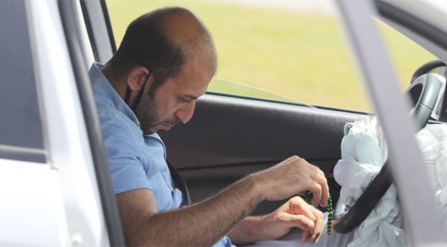 Direksiyon başında fenalaştı, bariyerlere çarparak durabildi