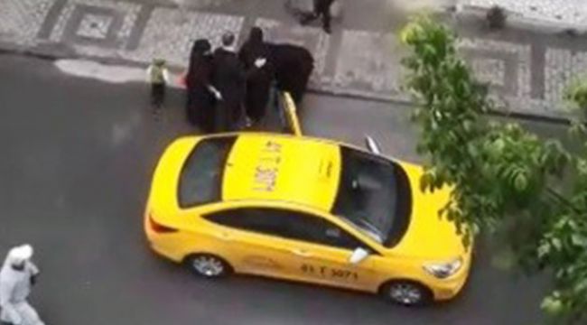 Doğum yapan kadını taksici aracından attı