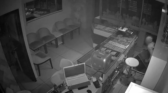 Duvar delinerek girilen kuyumcu soygunu güvenlik kamerasında