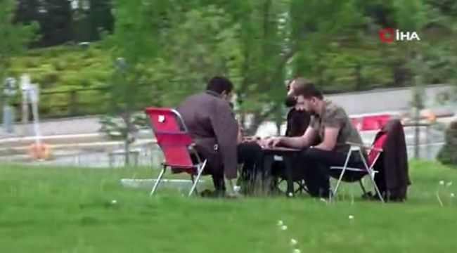 E-5'İN YANI BAŞINDA PİKNİK YAPIP TAVLA OYNADILAR